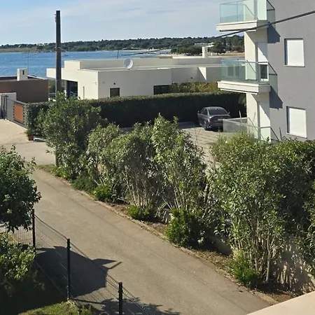 Apartman Lea *