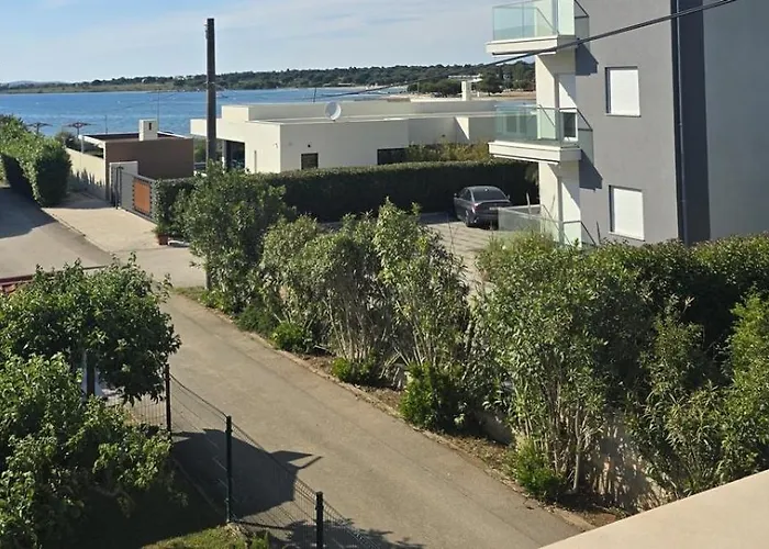 Apartman Lea *